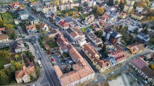 Mieszkanie z garażem, lokalem handlowym i piwnicą.