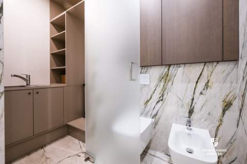 Dwupoziomowy, wykończony apartament z tarasem