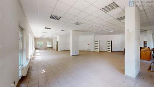 Parter centrum 3 wejścia witryny wys. 3m