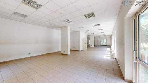 Parter centrum 3 wejścia witryny wys. 3m