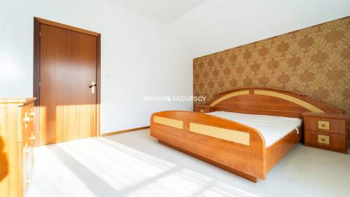 Dom na Woli Justowskiej, garaż na 2 samochody.
