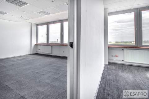 Dwa piętra w biurowcu, duży parking, archiwum
