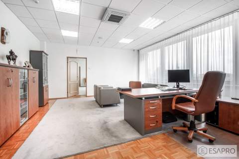 Przestronny lokal biurowy, duży parking przed budy