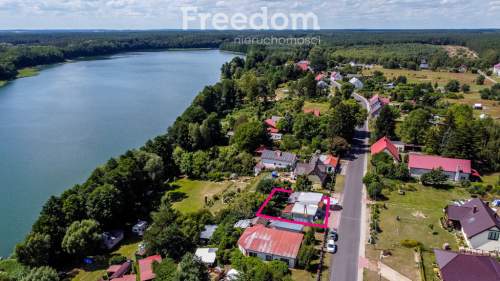 Sklep lub kawiarnia w pobliżu jeziora