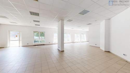 Parter centrum 3 wejścia witryny wys. 3m