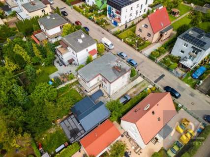 Pół bliźniaka oraz domek mieszkalny blisko centrum miasta