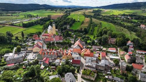 Na sprzedaż dom w otoczeniu lasów i gór