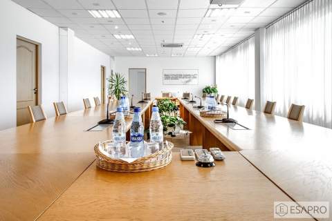 Dwa piętra w biurowcu, duży parking, archiwum