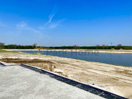 Działka z rozpoczętą budową i linią brzegową