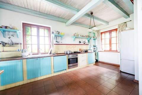 Dom bez sąsiadów z widokiem na wzgórza 