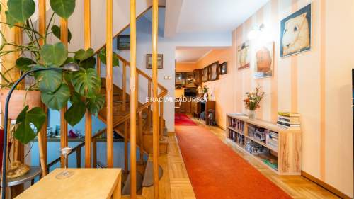 dwa budynki w Centrum Krakowa.