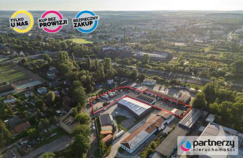 Działka przemysłowa z budynkami i dużym parkingiem