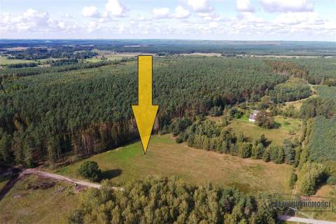 Działki budowlane położone pod lasem.