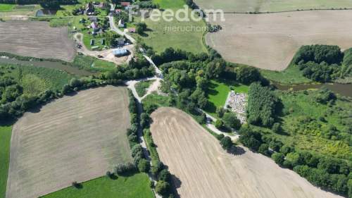 Malownicza działka na sprzedaż przy kanale.