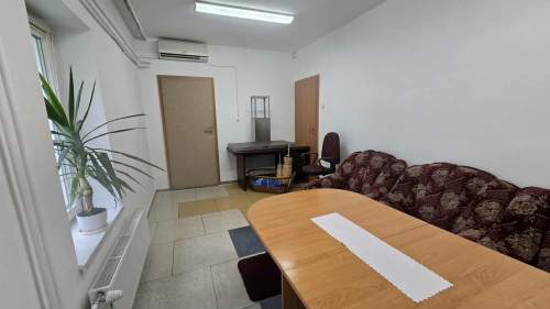 Biuro z zapleczem socjalnym do wynajęcia w Harbutowicach.