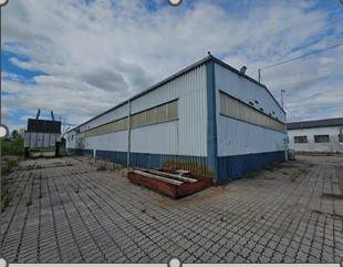 nieruchomość z zabudowaniami o funkcji komercyjnej
