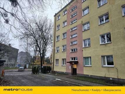 Przestronne mieszkanie w zadbanym bloku z cegły.