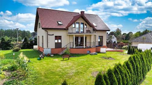 Trzypoziomowy dom na skraju miasta w Trzesiece