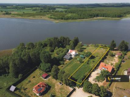 Działka budowlana z linią brzegową.