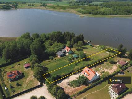 Działka budowlana z linią brzegową.
