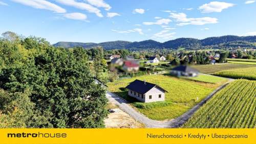 Komfortowy Dom w sąsiedztwie młodego lasu.