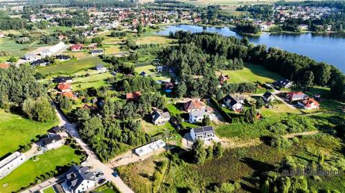 Bliźniaki w przyjeziornym osiedlu w Trzesiece
