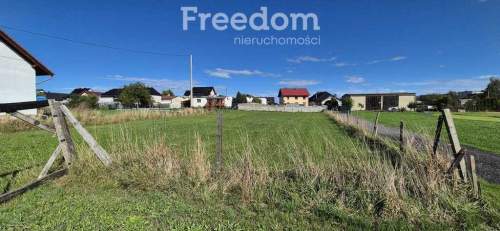 Działka budowlana z projektem domu.