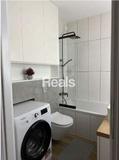 Dwa pokoje w apartamentowcu blisko metra.