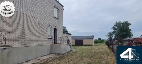 Witonia - dom z budynkami, na dużej działce.