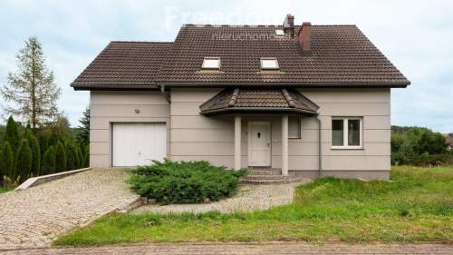 Dom gotowy do wprowadzenia   10 arów zieleni