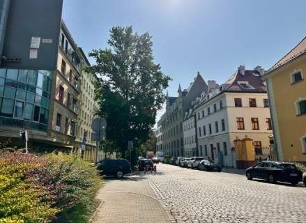 Lokal z witrynami wakacje czynszowe prestiżowa ruchliwa ulica