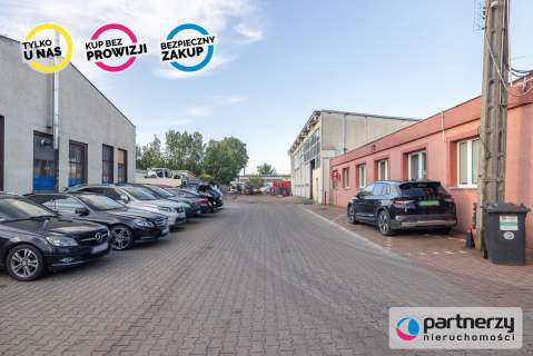 Działka przemysłowa z budynkami i dużym parkingiem