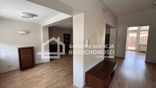 Inwestycyjny budynek przy głównej trasie