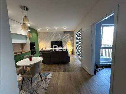Dwa pokoje w apartamentowcu blisko metra.