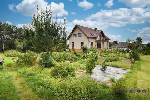Trzypoziomowy dom na skraju miasta w Trzesiece