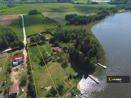 Działka budowlana z linią brzegową.