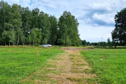 Działki budowlane położone pod lasem.