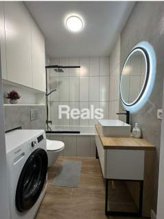 Dwa pokoje w apartamentowcu blisko metra.