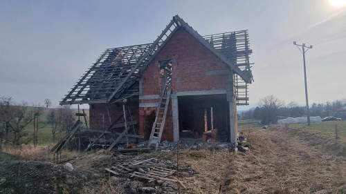 Dom w stanie surowym na dużej działce w Cieszynie.
