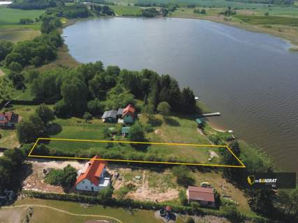 Działka budowlana z linią brzegową.
