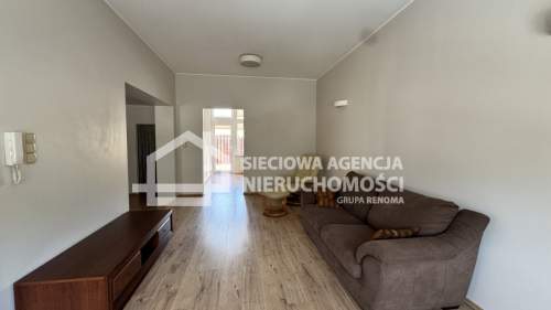 Inwestycyjny budynek przy głównej trasie