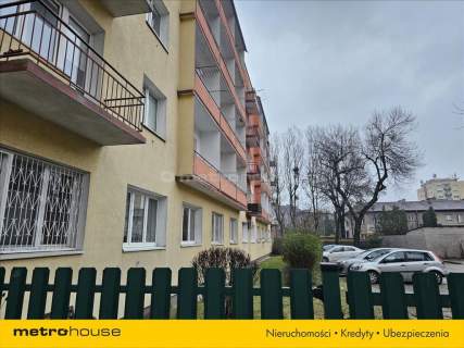 Przestronne mieszkanie w zadbanym bloku z cegły.