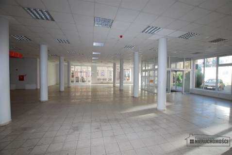 Do wynajęcia duży lokal handlowy blisko centrum