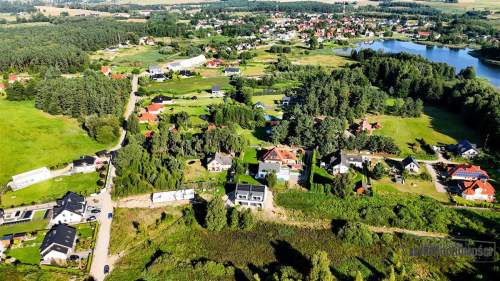Bliźniaki w przyjeziornym osiedlu w Trzesiece