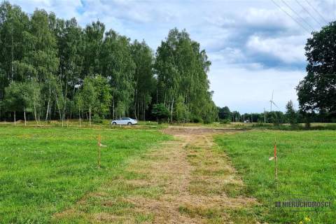 Dwie działki budowlane położone pod lasem.