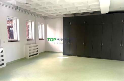 Przestronny lokal z zapleczem, parking