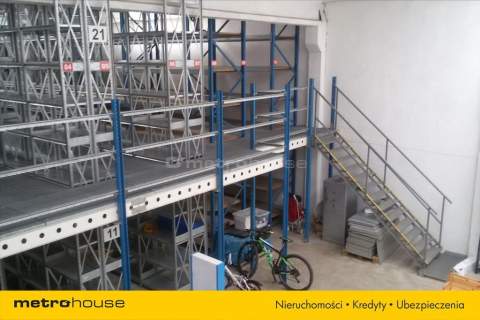 Magazyn z dwiema halami przy drodze krajowej nr 8