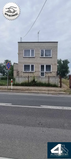 Witonia - dom z budynkami, na dużej działce.