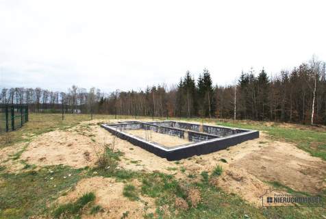 Działka z rozpoczętą budową blisko jeziora