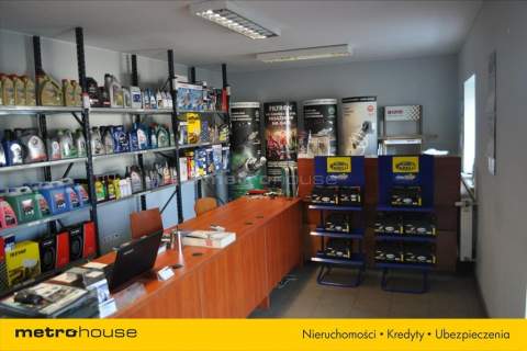 Magazyn z dwiema halami przy drodze krajowej nr 8